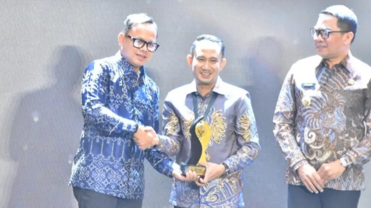 Wali Kota Palangka Raya, Fairid Naparin menerima penghargaan yang diserahkan oleh Wakil Menteri Dalam Negeri, Bima Arya. Humas