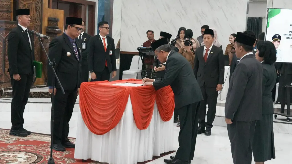 Bupati Shalahuddin saat melantik Rody ST MIP. Reno/Kalteng Pos