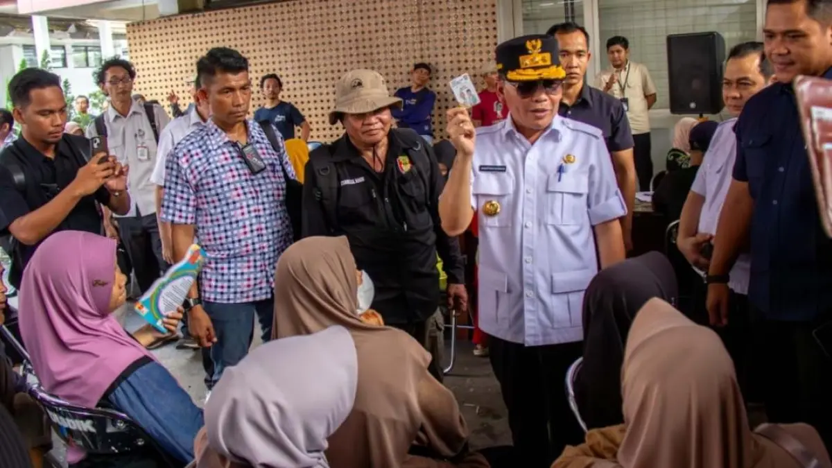 Gubernur Agustiar Sabran memantau penyaluran bantuan KHBS. Arief Prathama/Kalteng Pos