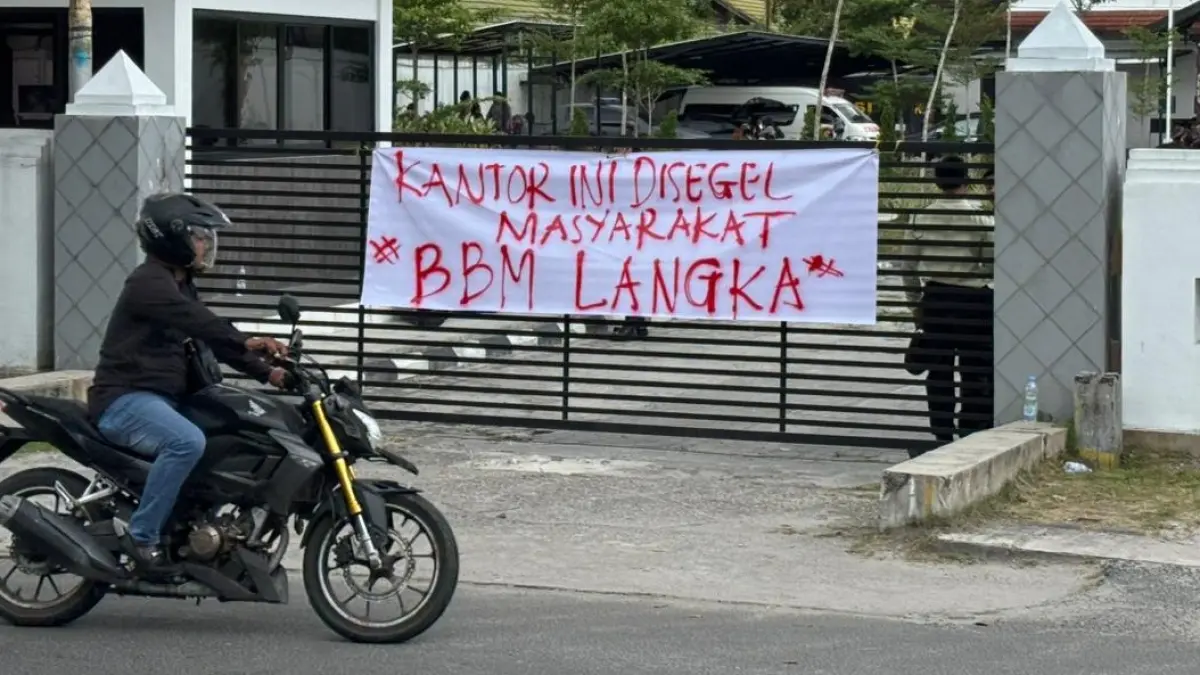 Kantor Pertamina di Palangka Raya disegel massa. Rifqi/Kalteng Pos