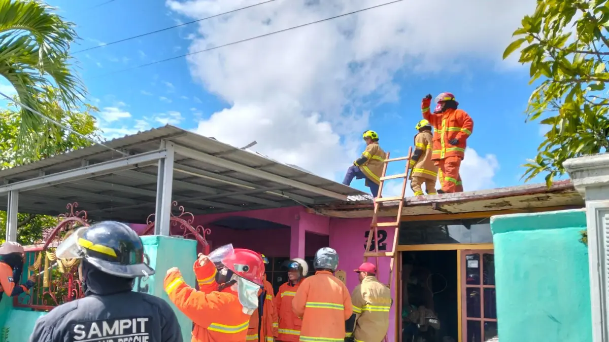Pemadaman di rumah terbakar. Damkar