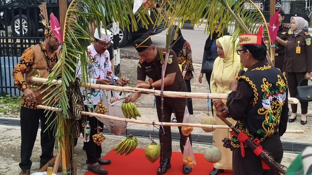 Proses Penyambutan Kepala Kejaksaan Negeri Barito Utara yang baru, R Firmansyah di halaman kantor Kejaksaan Negeri Barito Utara. Reno/Kalteng Pos