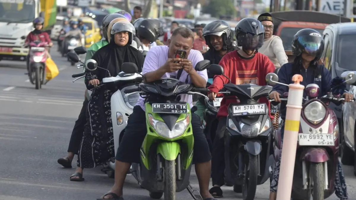 Warga antre BBM di SPBU Tjilik Riwut Km 2. Facebook/Udin Kantoex