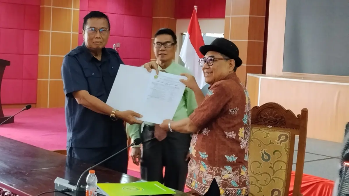 PENYERAHAN JADWAL : Ketua Panitia Prof. Dr. Joni Bungai MPd didampingi &nbsp;sekretaris panitia Prof. Dr. Bambang S Lautt MSi menerima jadwal pelaksanaan Pilrek UPR 2026-2030, dan Peraturan Senat dari Ketua Senat UPR, Prof. Dr. Petrus Porwadi MS, seusai rapat Senat (6/5) di aula Rahan.