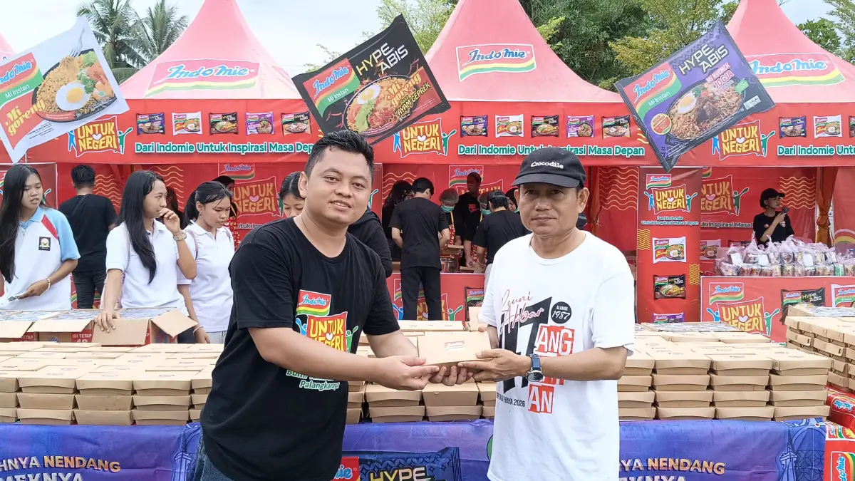 ASPS Palangka Raya, M. Dwi Pratomo (kiri), saat menyerahkan 1 porsi Indomie kepada panitia reuni Akbar SMAGA.Iyan/Kalteng Pos