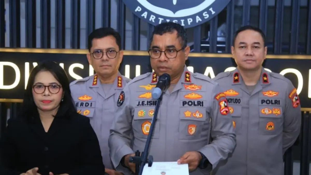 Kadivhumas Polri, Johnny Eddizon Isir umunkan mutasi 9 kapolda dan perwira.Humas