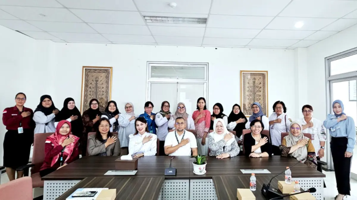 KERJASAMA&nbsp; : Direktur Poltekkes Kemenkes Palangka Raya Dr H Mars Khendra Kusfriyadi STP MPH&nbsp; dan Ketua IBI Kalteng Hj Siti Saudah SKeb SKM MKes beserta jajaran selesai penandatangan kerjasama, Selasa (6/5/2026).