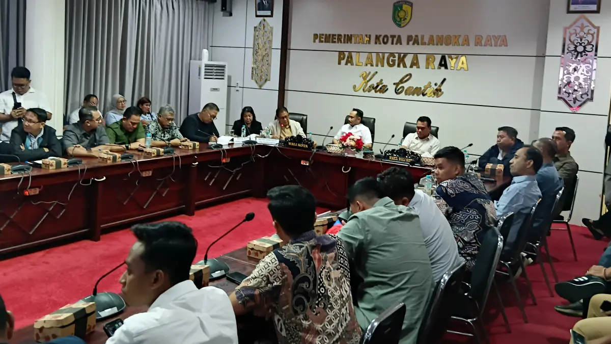 Rapat gabungan soal antrean BBM dipimpin Wali Kota Palangka Raya dan dihadiri juga Forkopimda serta Pertamina.Ilham/Kalteng Pos