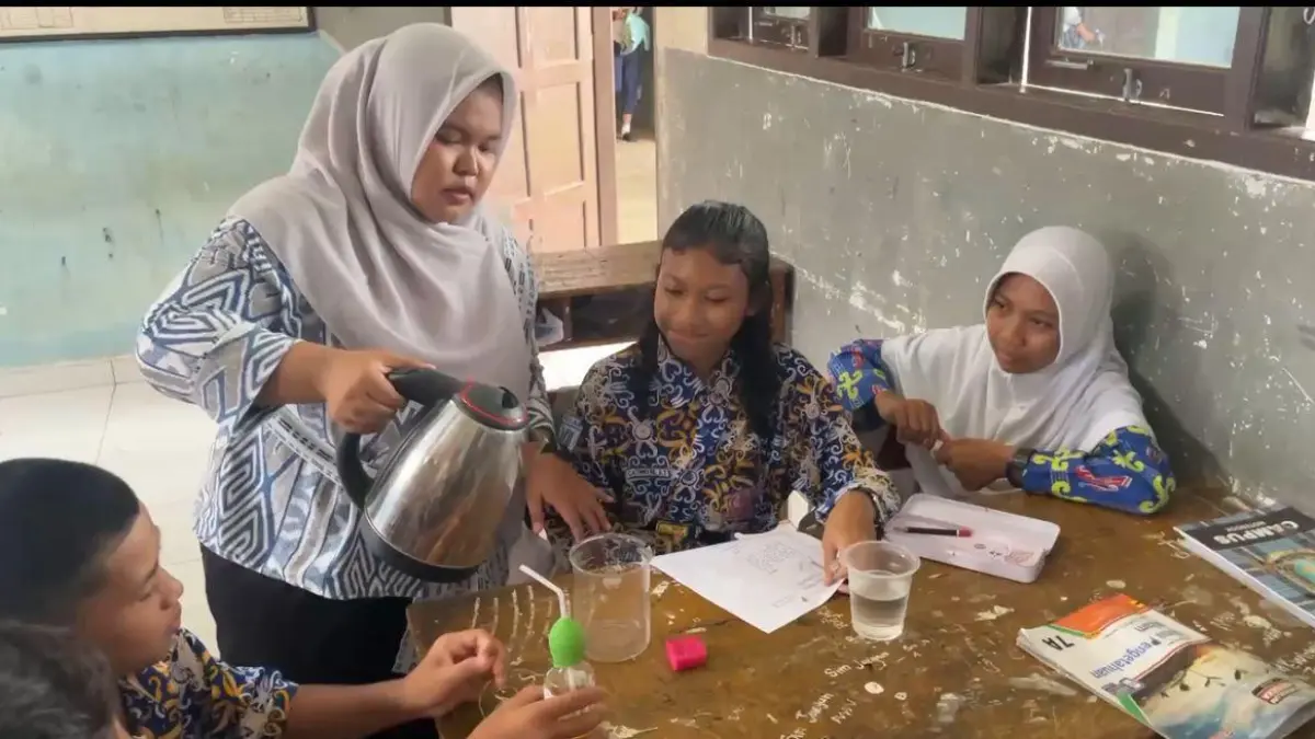 Guru honorer di Sampit saat mengajar, dna kini terancam PHK.Dok Pribadi