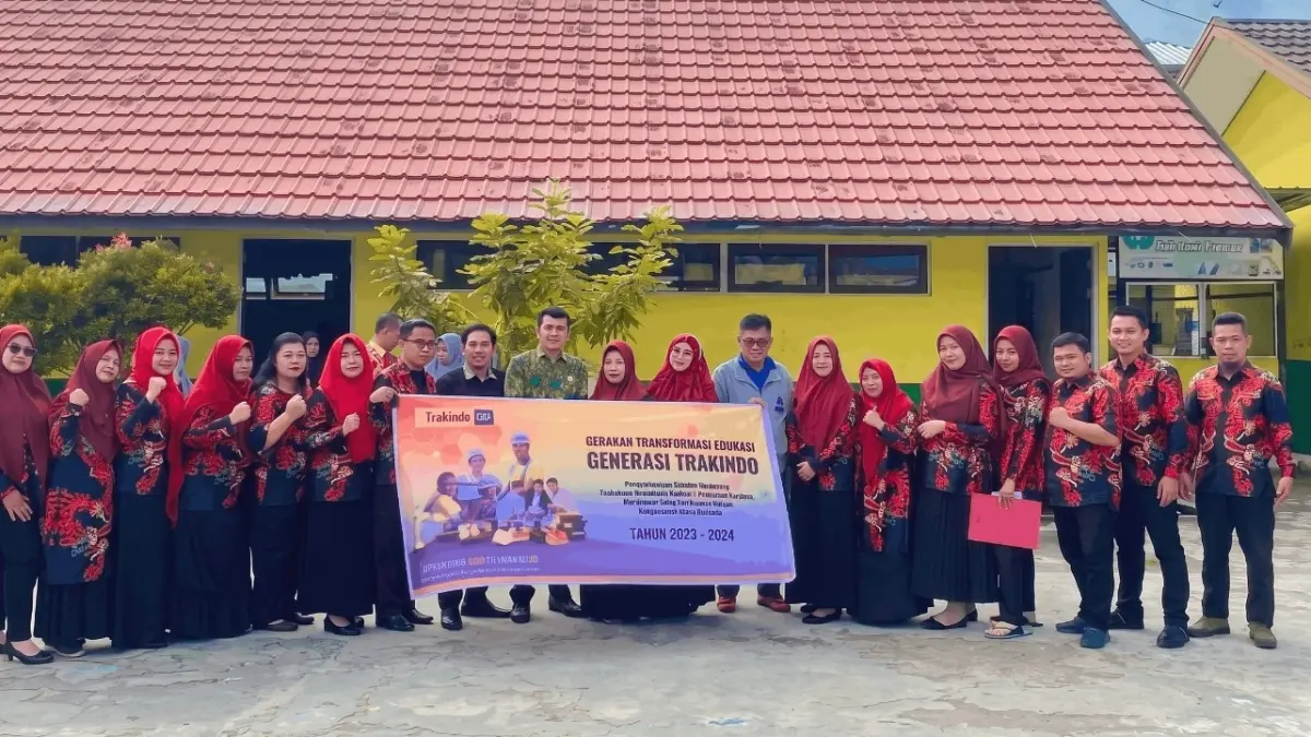Guru SDN 4 Ketapang , Sampit bersama para trainer Program Gerakan Transformasi Edukasi Trakindo mendampingi penerapan pembelajaran berbasis tantangan.Humas