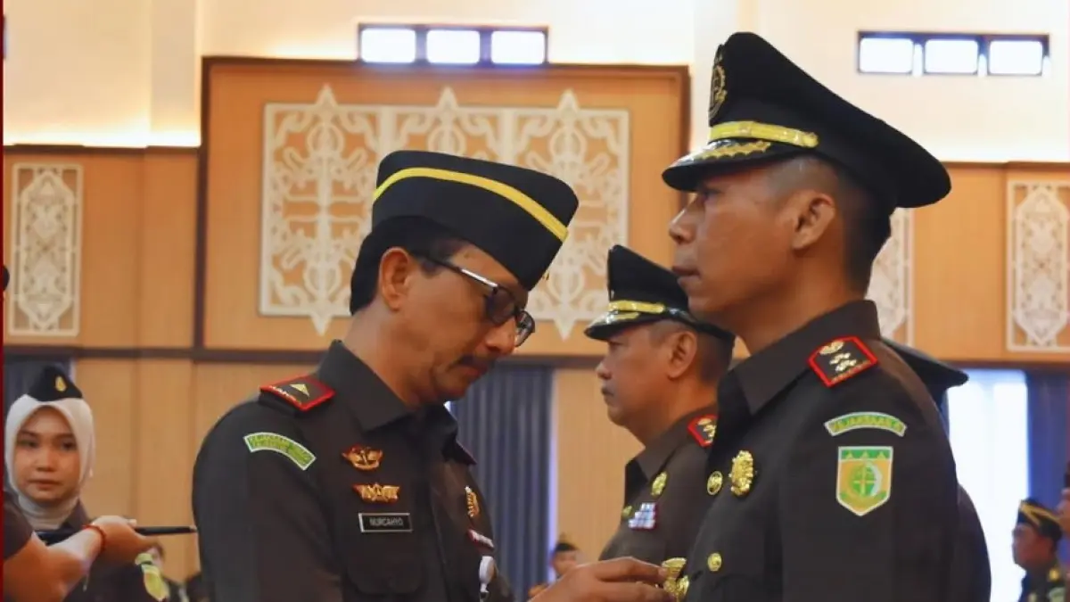 Kajati Kalteng Nurcahyo Jungkung Madyo memimpin sertijab dua Kajari. Penkum
