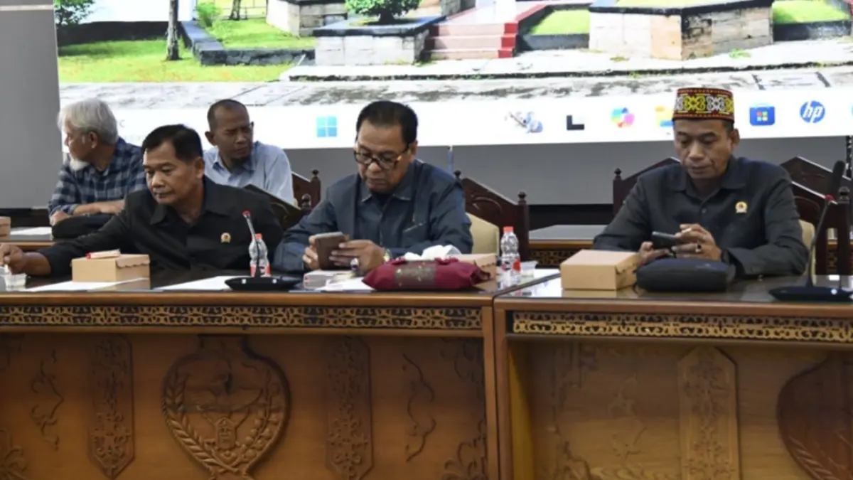 Ketua Komisi III DPRD Kalteng, Sugiyarto (tengah).Kamila/Kalteng Pos