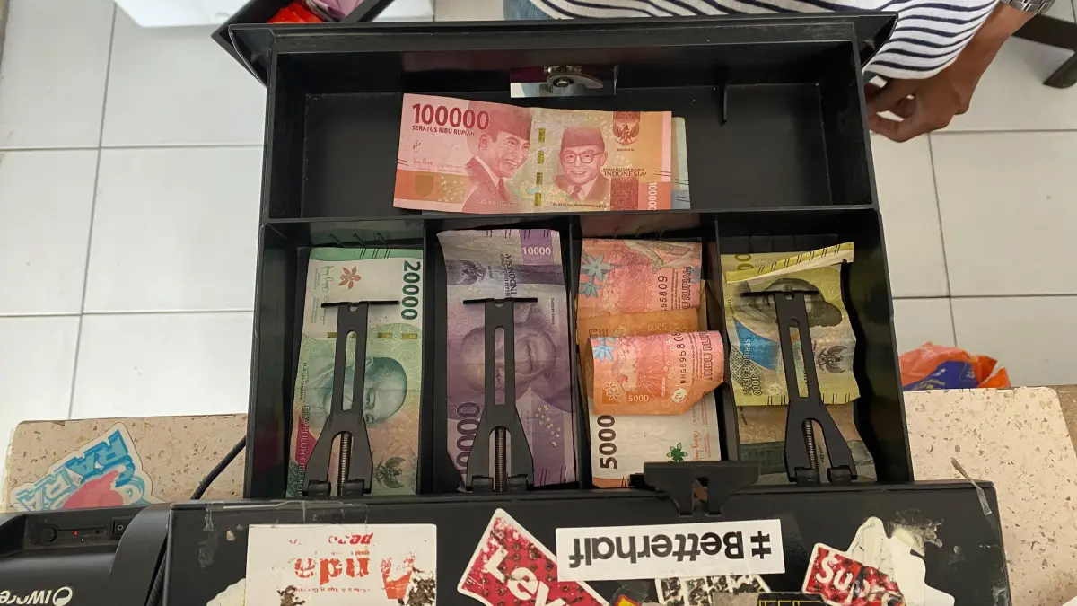 Kurs rupiah ke dollar anjlok. Miftah/kaltengpos.jawapos.com