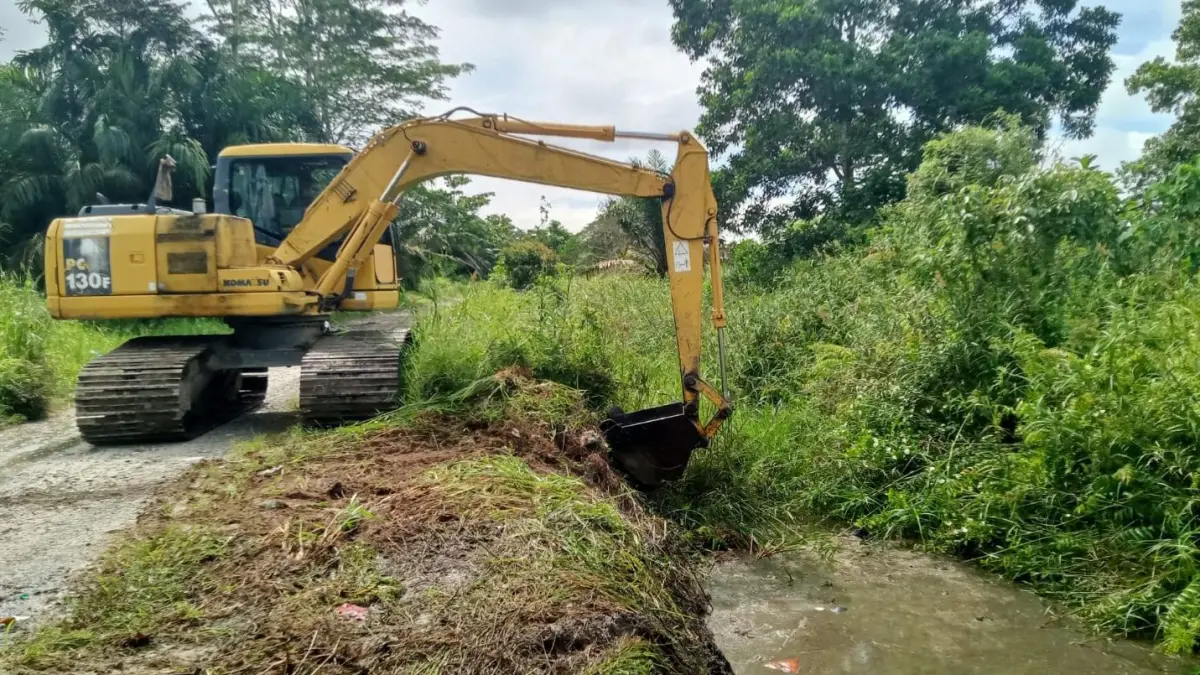 Pembersihan drainse di Kota Sampit. Miftah/kaltengpos.jawapos.com
