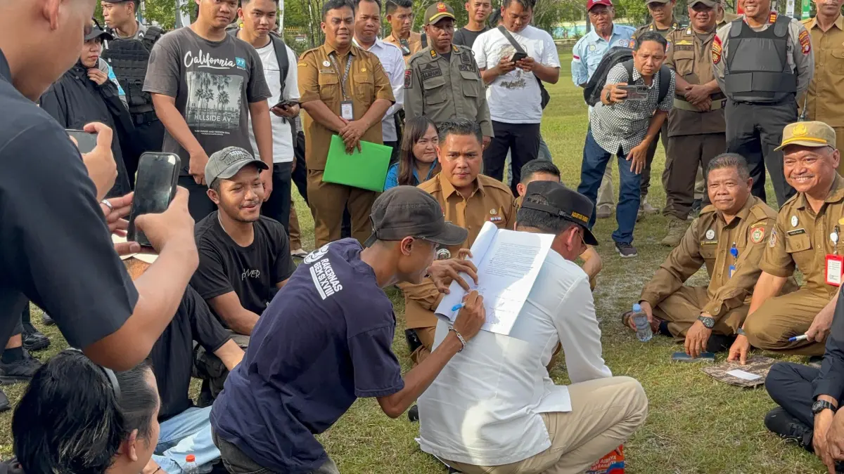 Punggung Gubernur Agustiar Sabran dijadikan alas untuk tanda tangan mahasiswa.Rifqi/Kalteng Pos