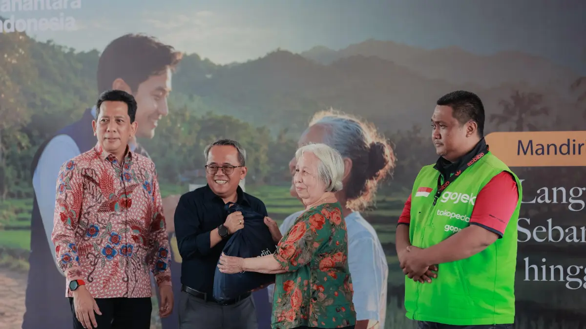 Regional CEO Bank Mandiri Region IX/Kalimantan Agus Kurniawan menyerahkan bantuan sembako.Humas