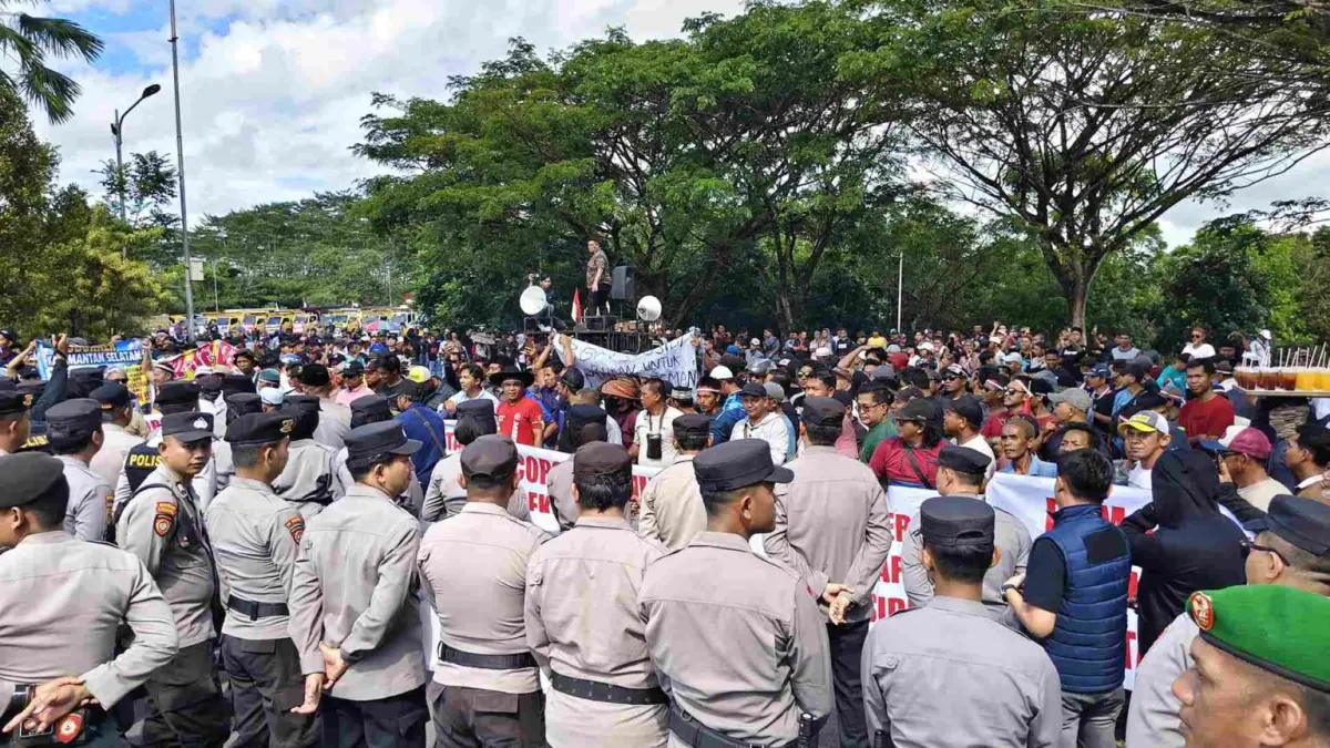 Aksi demo sopir soal BBM di Kantor Gubernur Kalsel.Banjarbaruklik
