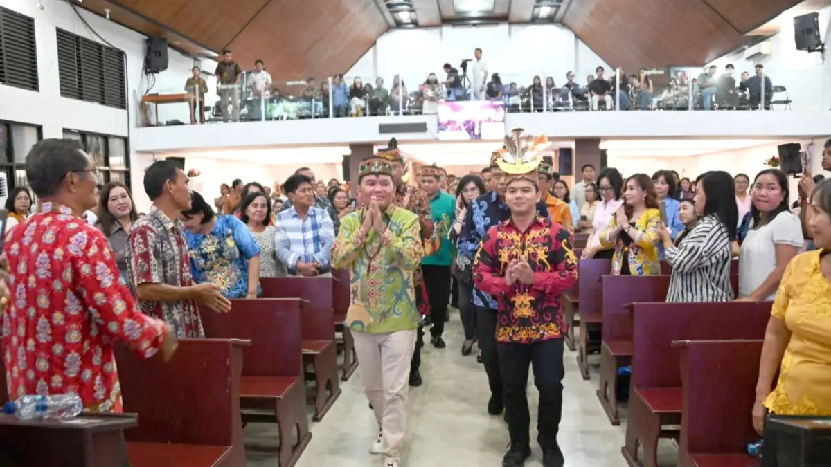 Gubernur Agustiar Sabran berjalan memasuki Gedung Gereja Sakatik, saat menghadiri Konser Akbar Kontingen Pesparawi Provinsi Kalimantan Tengah.Biro Admin