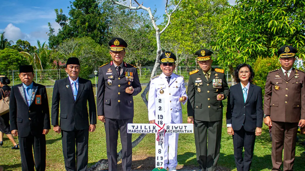 Gubernur bersama forkopimda di makam pahlawan nasional Tjilik Riwut. &nbsp;Arief Prathama/Kalteng Pos