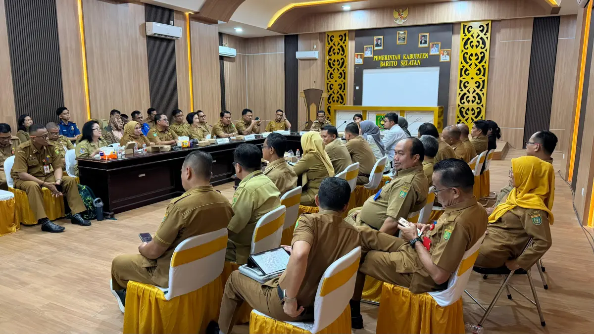 Pemkab Barsel, Kepolisian dan pihak SPBU duduk bersama. Denar/kalteng Pos