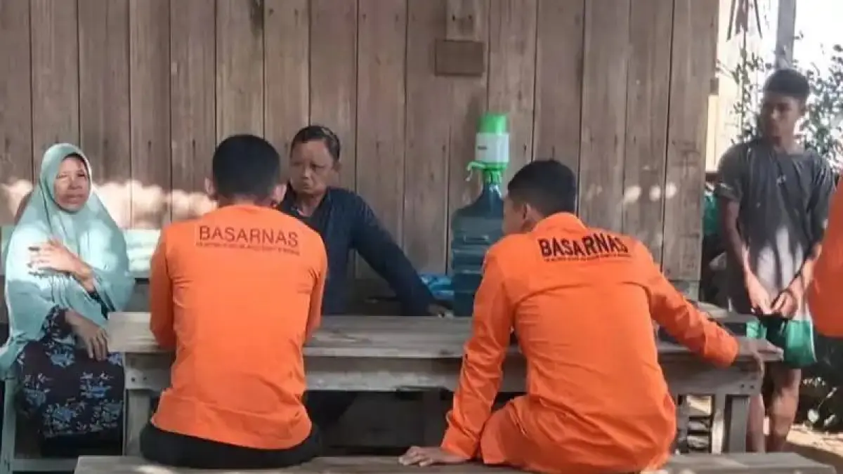 Tim SAR melakukan wawancara warga sebelum cari lansia hilang.Tim SAR