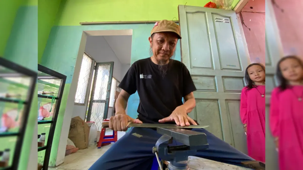 Mang Iin, pembuat pisau yang banyak dipesan buat Iduladha. Miftah/kaltengpos.jawapos.com