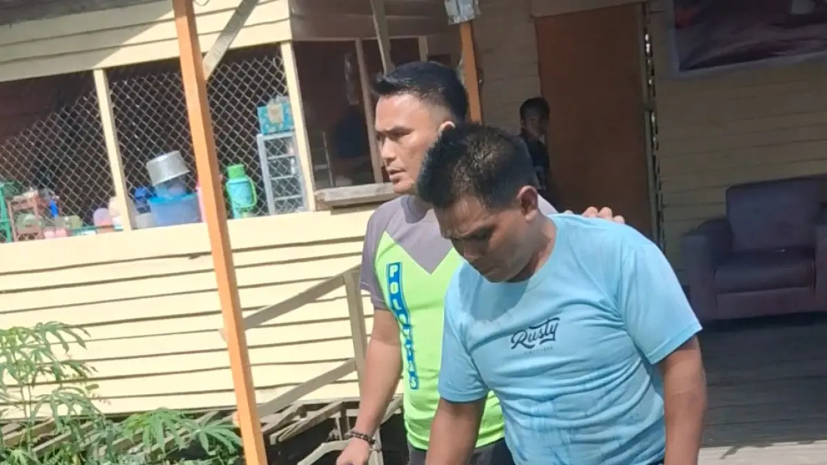 Pelaku penganiaya tukang pijat saat diamankan. Agus Pramono/kaltengpos.jawapos.com
