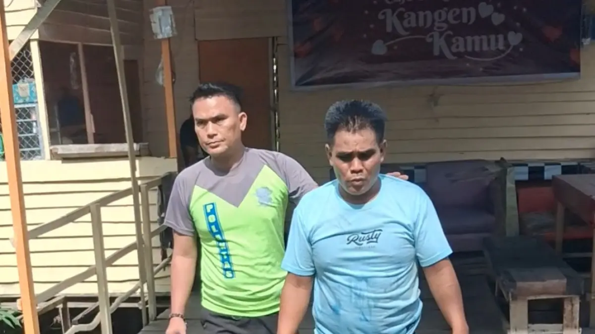 Pelaku penganiayaan wanita tukang pijat saat diamankan. Agus Pramono/kaltengpos.jawapos.com
