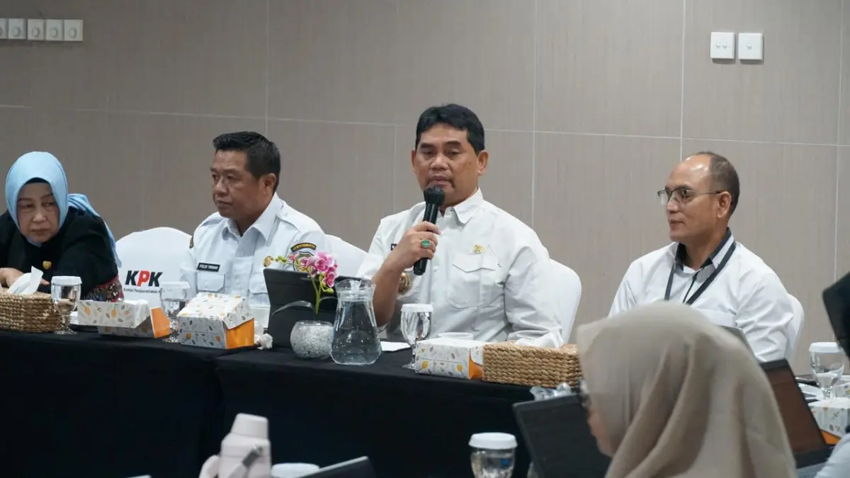 Bupati Barito Utara H Shalahuddin ditemani Wakil Bupati Barito Utara Felix Sonadie Y Tingan saat Rapat Evaluasi Sistem bersama KPK RI di Gedung KPK. Humas
