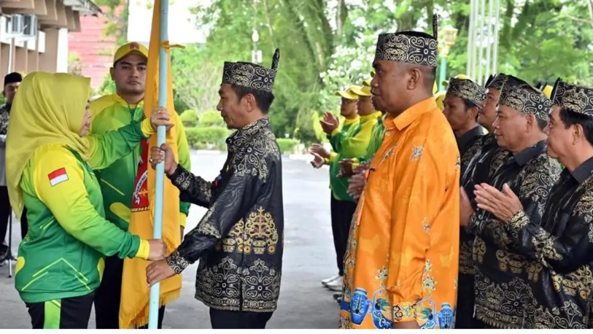 Bupati Kobar, Hj Nurhidayah didampingi Sekda Rodi Iskandar ketika melepas Kontingen FBIM 2026.Humas
