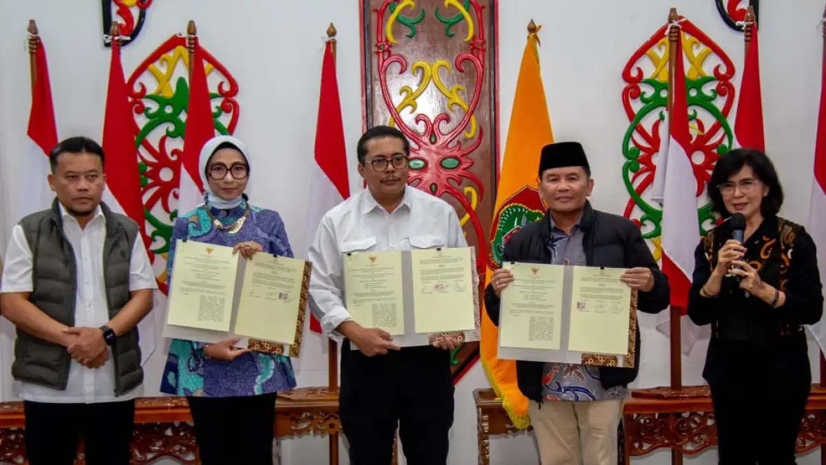 Gubernur H Agustiar Sabran dokumen Nota Kesepakatan Penyelenggaraan Pendidikan Tinggi Vokasi Bidang Pertanian bersama jajaran Kementerian Pertanian RI dan pimpinan perguruan tinggi.Arief Prathama/Kalteng Pos