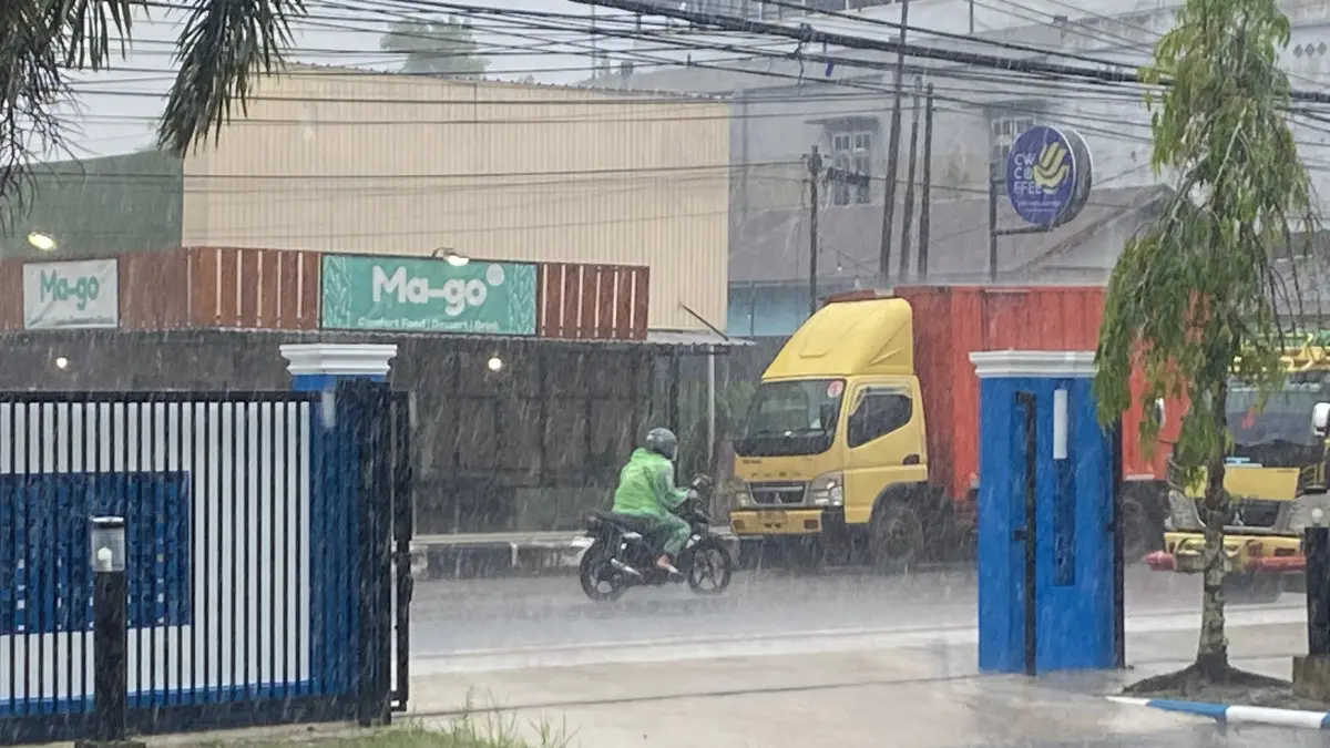 Hujan mengguyur Kota Sampit.Miftah/kaltengpos.jawapos.com