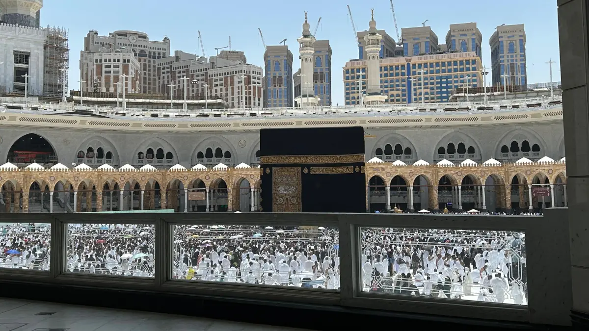 Jemaah mengelilingi Kabah. Miftah/kaltengpos.jawapos.com