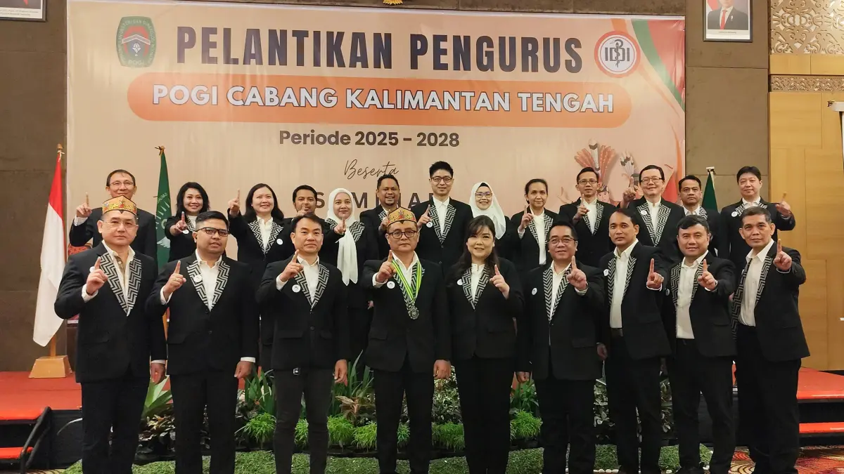 dr Mikko Uriamapas Ludjen, Sp.OG, M.Kes (depan, 4 dari kiri) resmi menakhodai POGI Cabang Kalimantan Tengah.Novia/Kalteng Pos