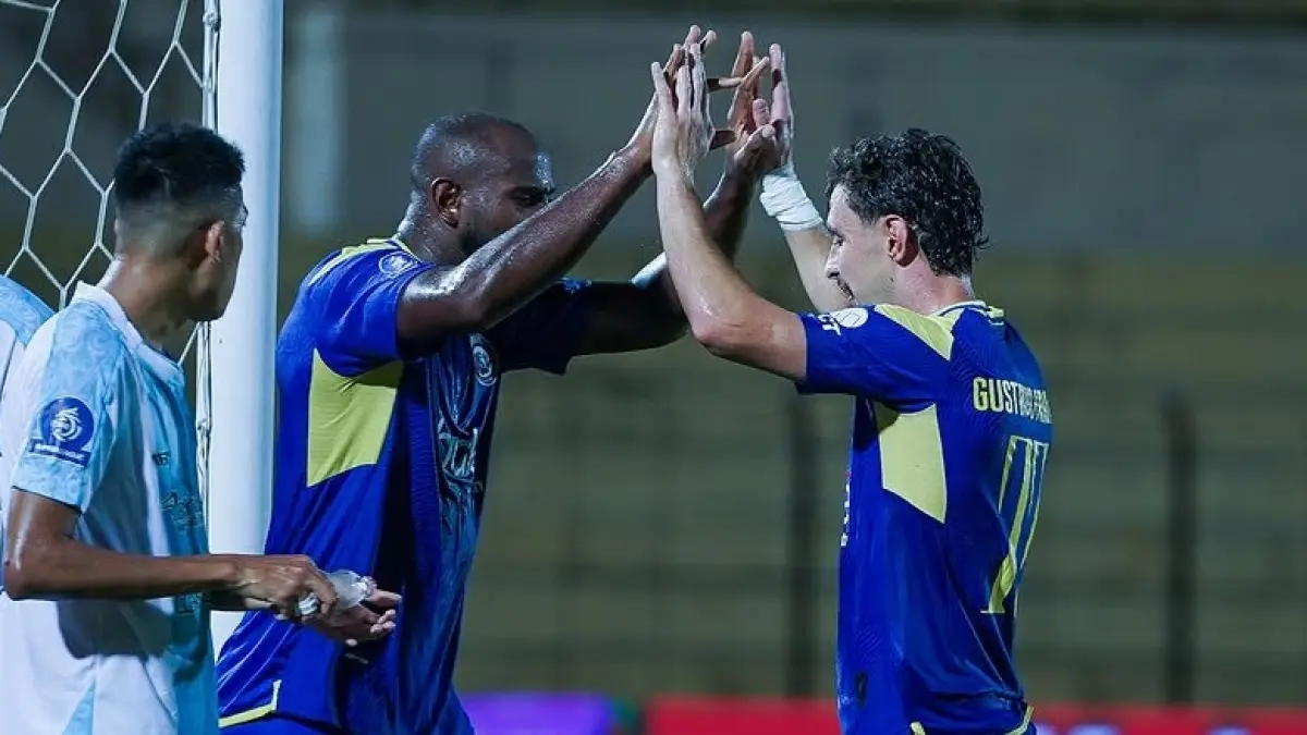 Joel Vinicius dan Gustavo Franca berselebrasi usai cetak gol. Arema FC sukses menaklukkan PSBS Biak dengan skor 5-2 dalam laga yang digelar di Stadion Sultan Agung, Bantul, Jumat (15/5/2026) sore WIB. (Sumber: Instagram @aremafcofficial)