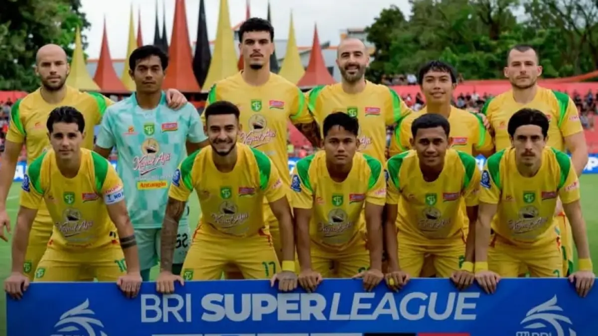 Persebaya Surabaya meraih kemengan telak saat bertandang ke markas Semen Padang FC di Stadion Haji Agus Salim, Jumat (15/5/2026) malam WIB. Hasil tersebut mendongkrak posisi Bajul Ijo di papan klasemen sementara BRI Super League 2025-2026. (Sumber: Instagram @kabarbonekpersebaya)