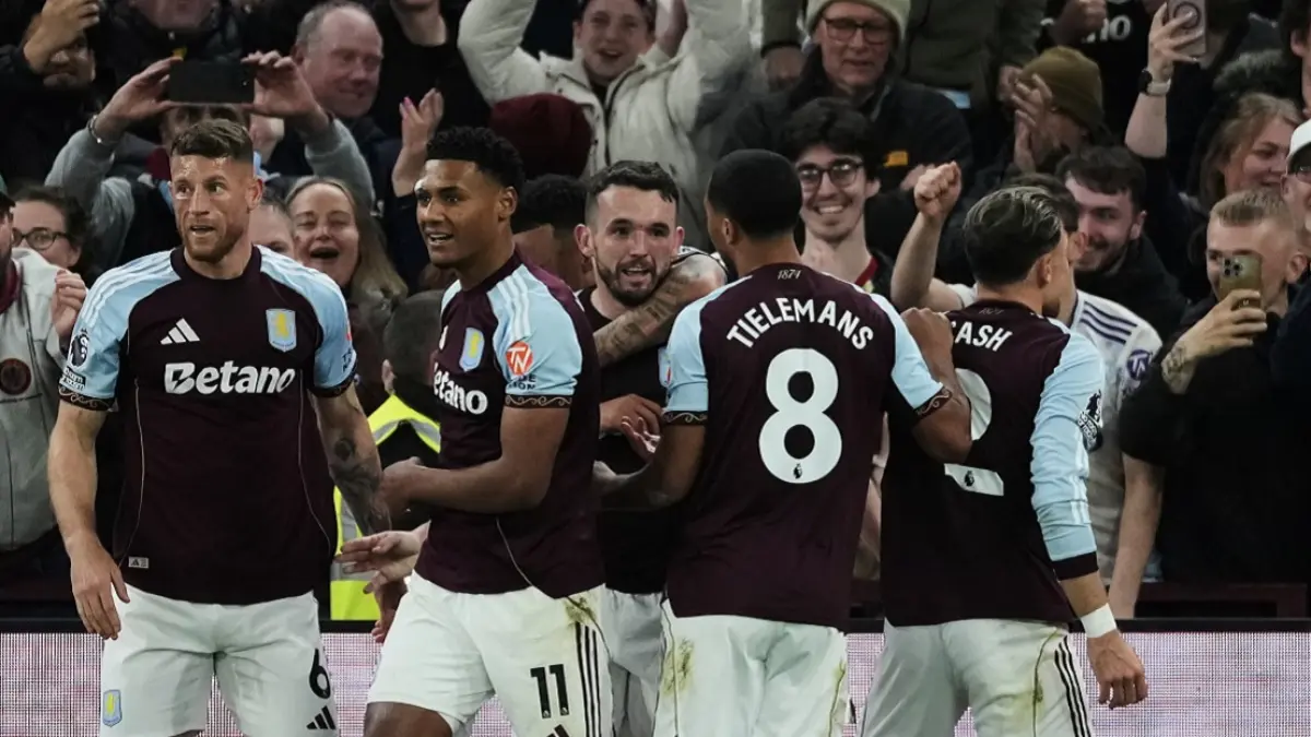 Para pemain Aston Villa berselebrasi usai mencetak gol ke gawang Liverpool di Villa Park, Sabtu (16/5/2026) dini hari WIB. Dengan kemenangan 4-2 di laga tersebut, The Villans memastikan satu tiket Liga Champions musim depan. (Sumber: AP Photo) 