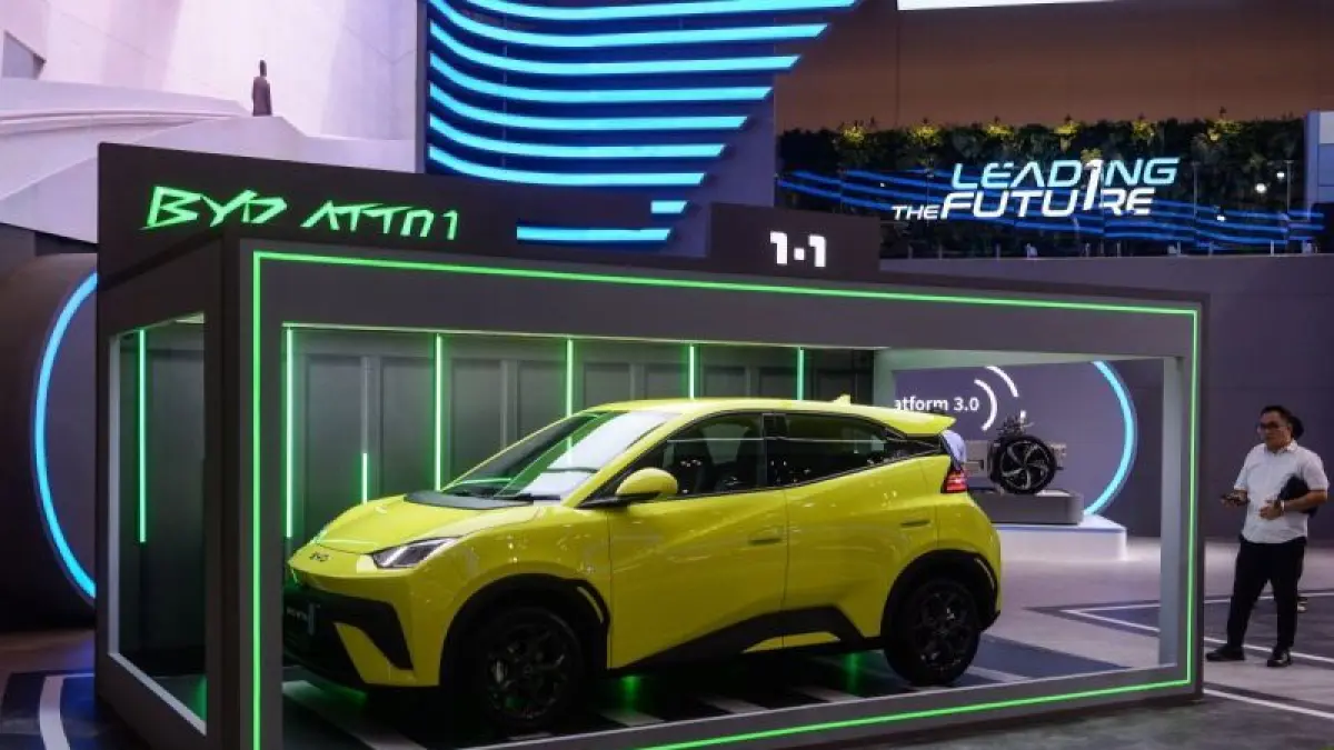 Tampilan mobil listrik BYD Atto 1 yang diperlihatkan di ajang Gaikindo Indonesia International Auto Show (GIIAS) 2025 di Indonesia Convention Exhibition BSD, Tangerang, ANTARA FOTO