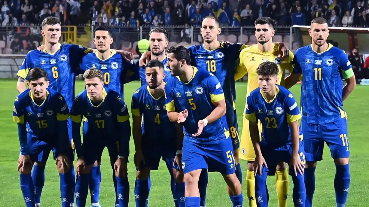 Tepat sebulan sebelum digelar pesta sepak bola terakbar di dunia, Piala Dunia 2026, Bosnia and Herzegovina telah mengumumkan daftar skuad mereka. Sang pelatih, Sergej Barbarez memutuskan untuk membawa 26 pemain dan mencoret beberapa nama yang cukup berkontribusi selama babak penyisihan. (Sumber: AFP Images)
