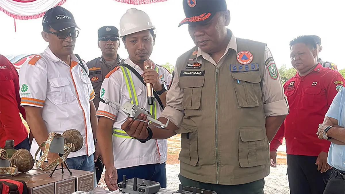 Kepala BPBD Kotim, Multazam mengecek peralatan pemadam kebakaran.Humas