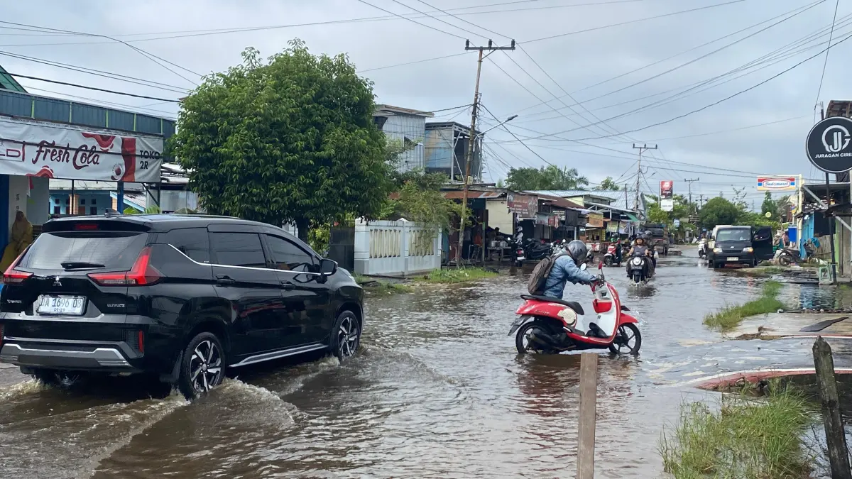 Kondisi ruas jalan di Sampit tergenang usai hujan deras.Miftah/kaltengpos.jawapos.com