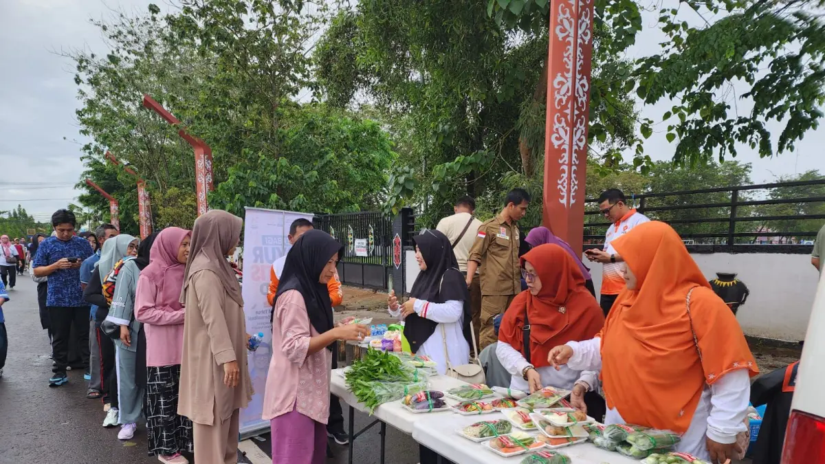 Masyarakat antre mendapatkan sayuran gratis yang dibagikan oleh DPD PKS Kapuas.PKS KAPUAS