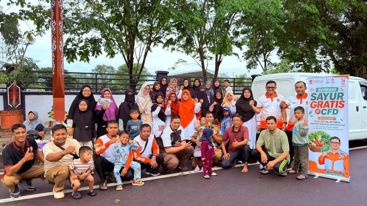 Pengurus DPD PKS Kapuas berbagi sayur gratis dalam rangka menyemarakkan milad ke 24 PKS dan Hari Keluarga Internasional.
