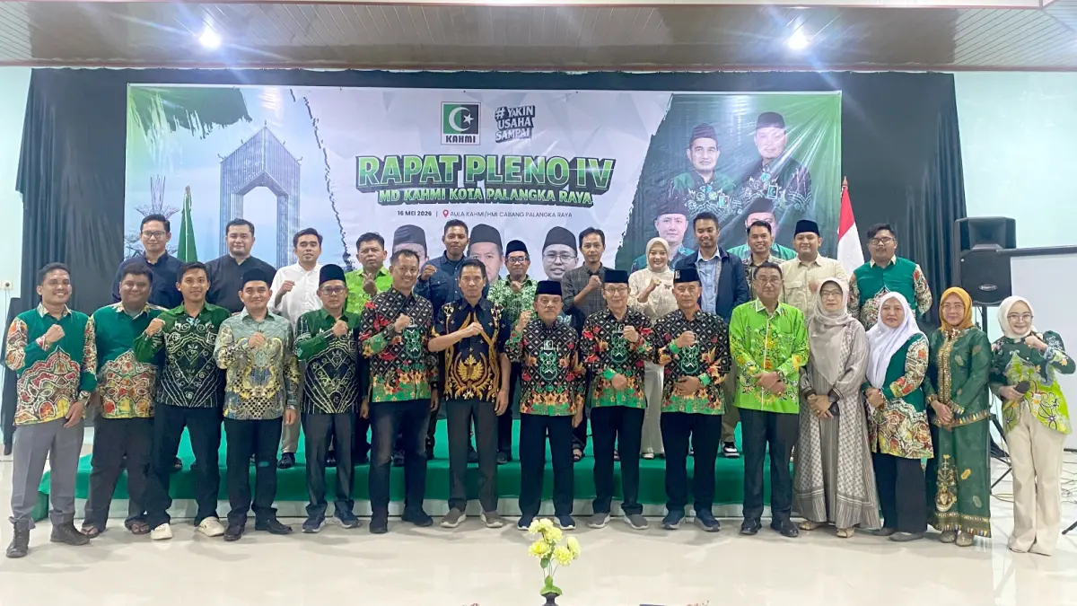 Pengurus Korps Alumni Himpunan Mahasiswa Islam (KAHMI) Kalteng dan Palangka Raya foto bersama setelah pembukaan kegiatan Rapat Pleno IV Tahun 2026 di Aula KAHMI/HMI Cabang, Sabtu malam (16/5/2026). SHAFA KAMILA/KALTENG POS