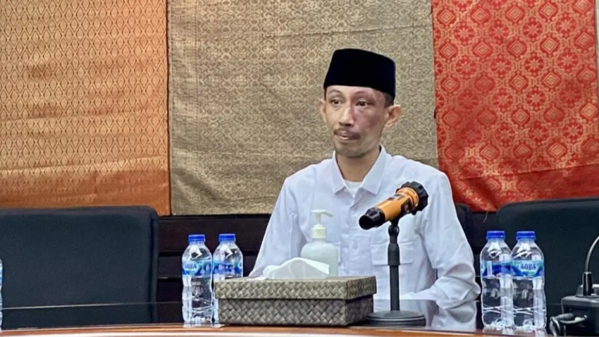 Aksi anggota DPRD Jember dari Fraksi Partai Gerindra, Achmad Syahri As Siddiqi yang kepergok main game Hay Day dan merokok.