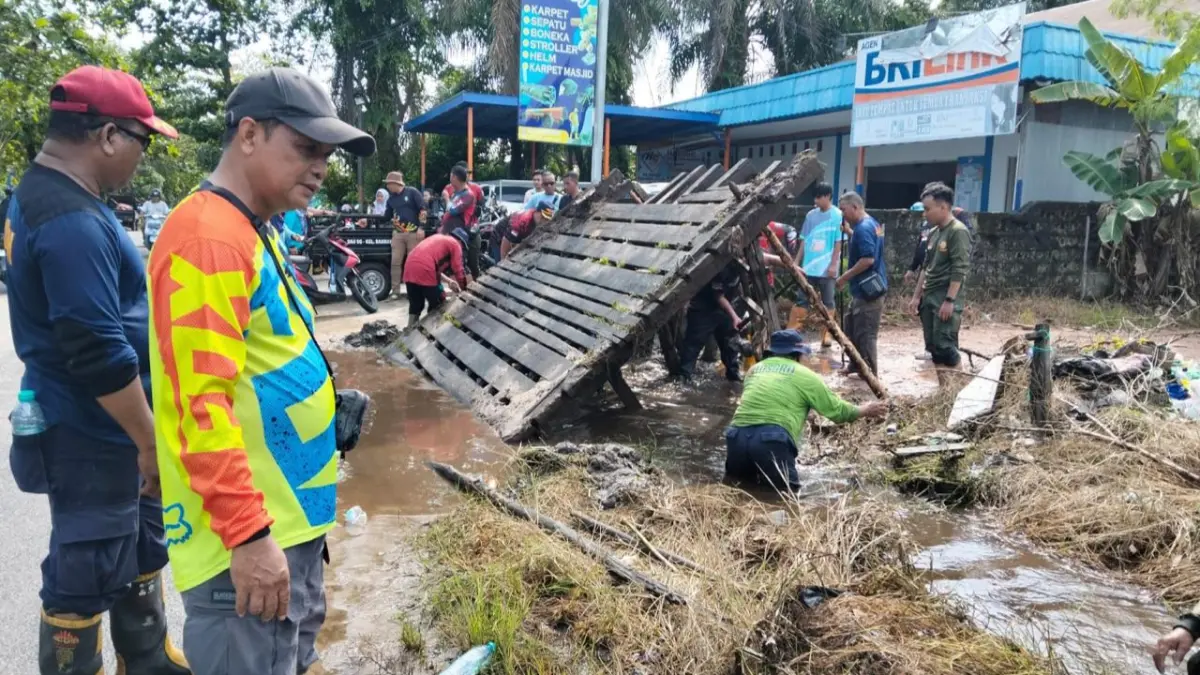 Bersih-bersih drainase. Miftah/kaltengpos.jawapos.com
