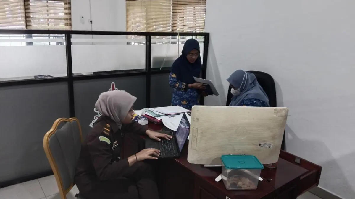 Penggeledahan di Kantor Dinas ESDM Kalteng.Penkum