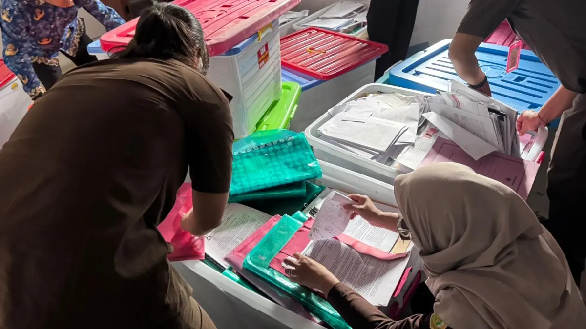 Penggeledahan penyidik Kejati Kalteng di DPMPTSP Kalteng.Penkum