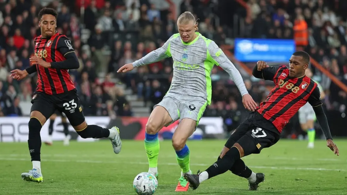 Penyerang Manchester City Erling Haaland melewati hadangan pemain bertahan AFC Bournemouth sebelum mencetak gol. Sayangnya, The Citizens hanya mampu membawa pulang satu poin dari markas The Cherries di Vitality Stadium, Rabu (20/5/2026) dini hari WIB. (Sumber: AP Photo/Ian Walton)