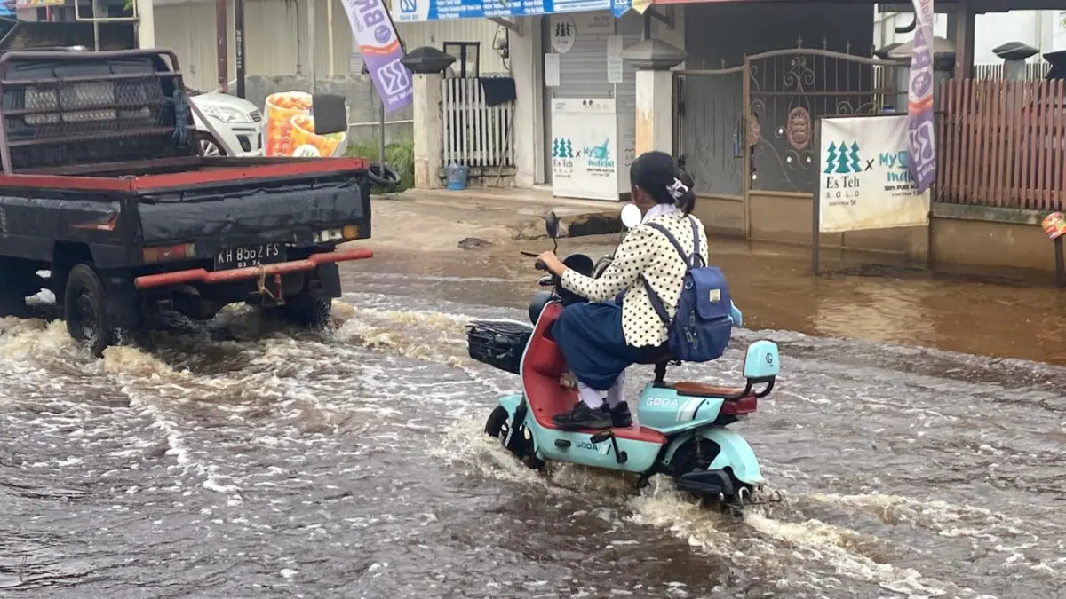 Banjir menggenangi jalanan Kota Sampit. Miftah/kaltengpos.jawapos.com